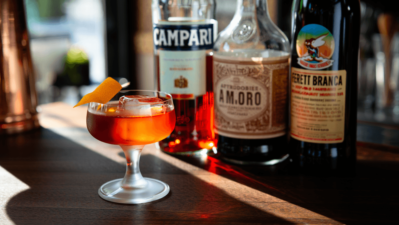 Amaryllis Negroni lifestyle image