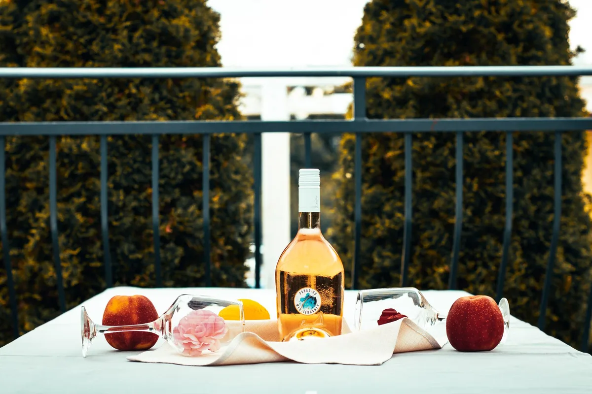 Zutaten für den Summer Rosé Cup: Rosé-Vermouth, frische Zitrone und Ginger Ale