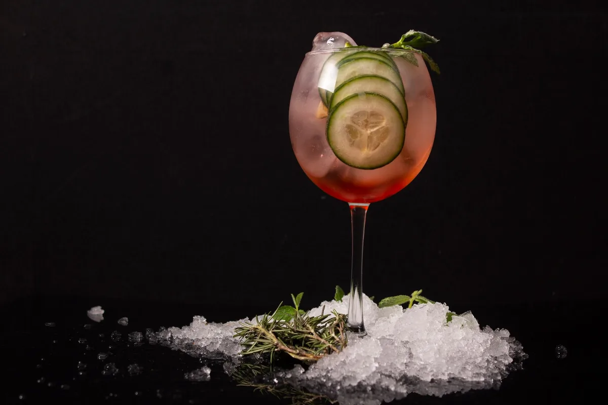 Ein fertig servierter Summer Rosé Cup mit Minze, Gurkenscheiben und Erdbeeren