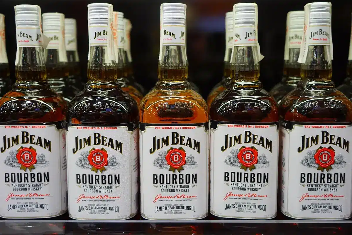 Verre de whisky et bouteille de quinquina floue en arrière-plan