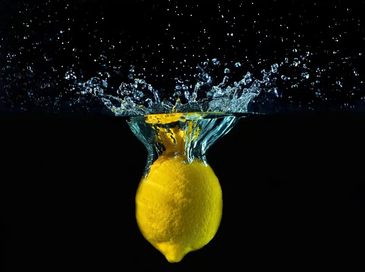Ingrédients de cocktail sur un plan de travail avec shaker et citron