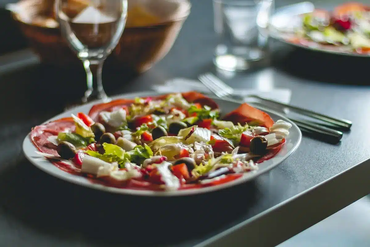 Légumes coupés et petites bouteilles de sauces sur un plan de travail