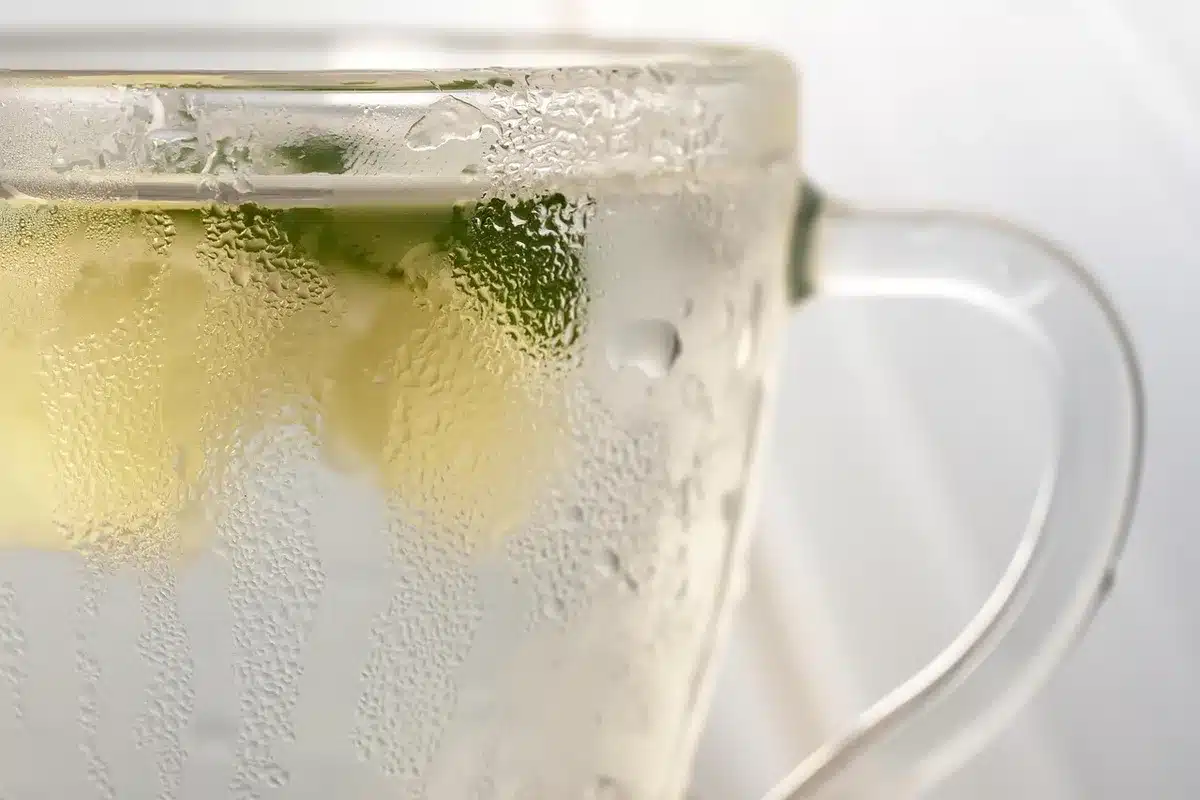 Coupe garnie d'un brin de lavande et d'une fine tranche de citron vert